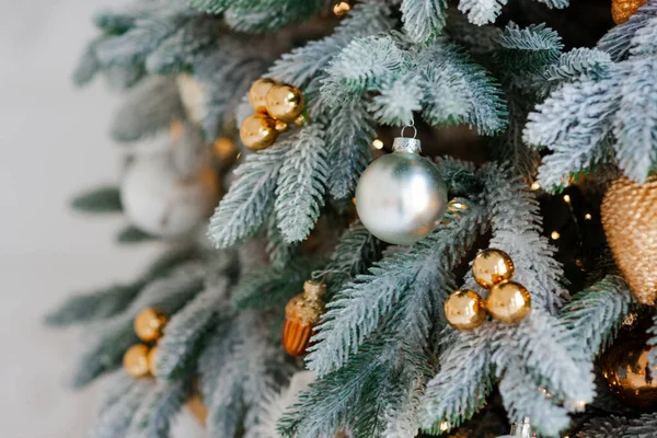 Decoración Navideña Sobre Fondo Abstracto Árbol Navidad Decorado Festivamente Feliz —  Fotos de Stock