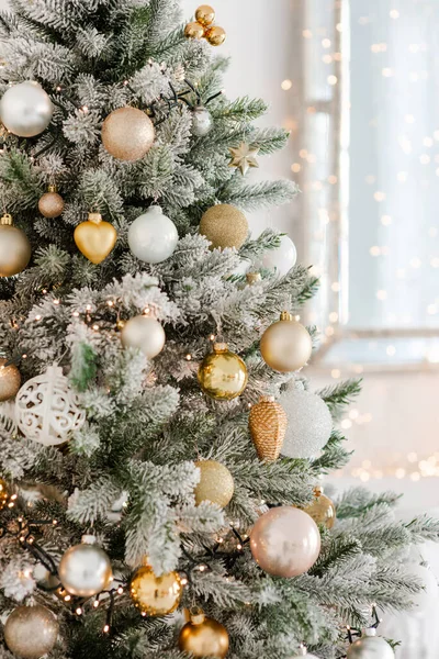 Soyut bir arkaplanda Noel süsü. Şenlikli Noel ağacı. - Mutlu yıllar. Yumuşak seçmeli odak, alanı kopyala.