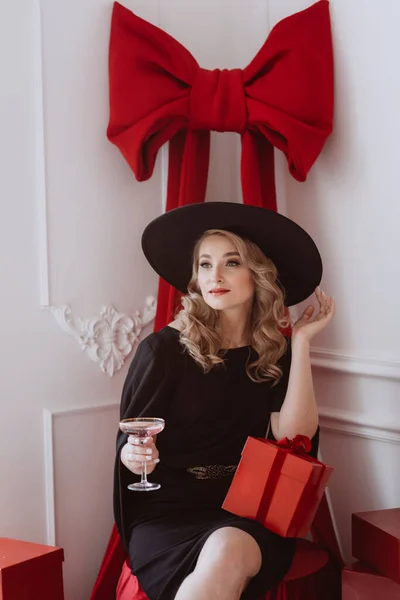 Belle Femme Élégante Robe Fête Noire Chapeau Avec Verre Champagne — Photo