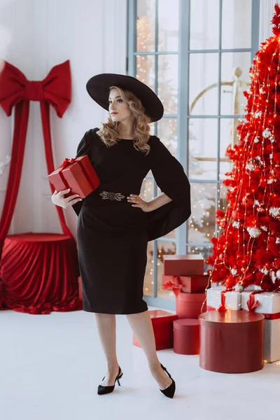 Schöne Elegante Frau Einem Schwarzen Festkleid Und Hut Mit Einem — Stockfoto