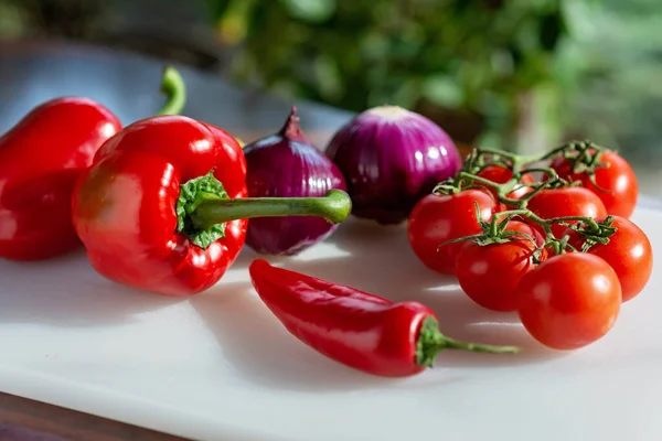 Kırmızı Domates Paprika Kırmızı Biber Yeşil Soğan Pişirme Tahtasındaki Organik — Stok fotoğraf