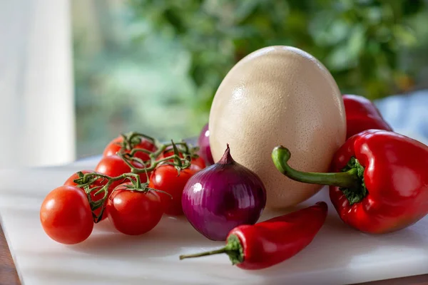 Struisvogelei Biologische Landbouwgroenten Tomaten Paprika Chili Ingrediënten Voor Het Maken — Stockfoto