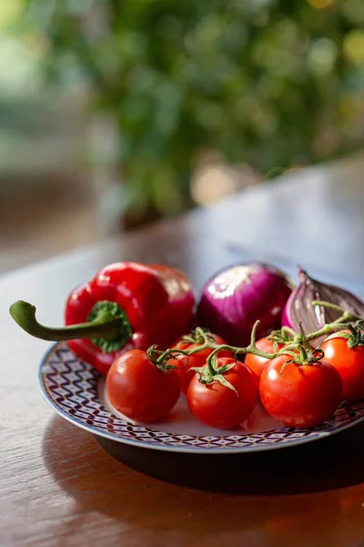 Rode Tomaat Paprika Chili Peper Groene Biologische Groenten Een Bord — Stockfoto