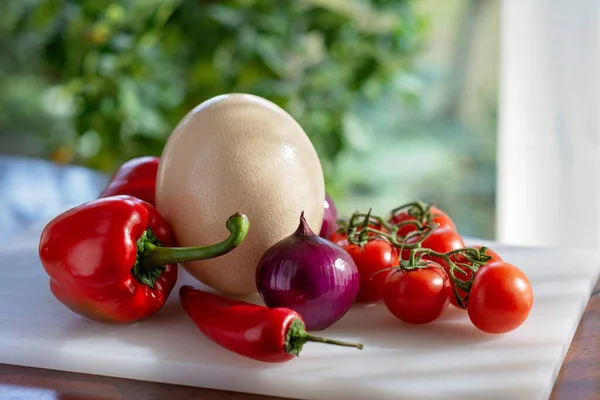 Strusie Jajko Warzywa Pomidory Papryka Cebula Chili Składniki Robienia Omletu — Zdjęcie stockowe