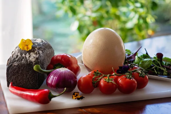 Hausgemachtes Brot Straußenei Und Gemüse Paprika Tomaten Chili Zwiebeln Salat — Stockfoto