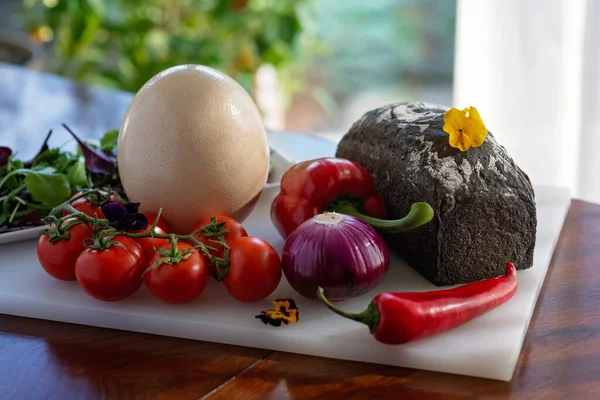 Homemade Bread Ostrich Egg Vegetables Paprika Tomatoes Chili Onion Salad — Stock Photo, Image
