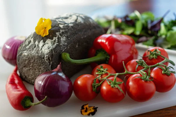 Świeżo Upieczony Chleb Domowej Roboty Atramentem Mątwy Gospodarstwo Ekologiczne Warzywa — Zdjęcie stockowe