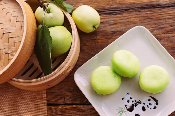 Ένα Πιάτο Πράσινα Μήλα Τοποθετημένα Δίπλα Ένα Καλάθι Μήλα Ένα — Φωτογραφία Αρχείου