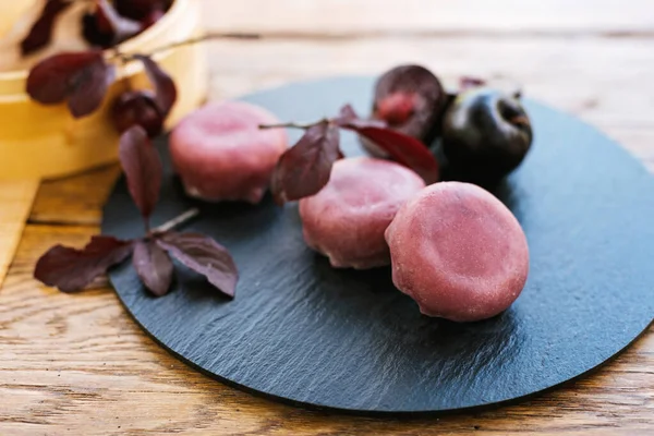 Ένα Φυσικό Υλικό Μαύρο Πιάτο Διακοσμημένο Ροζ Μπάλες Κοσμημάτων Σώματος — Φωτογραφία Αρχείου