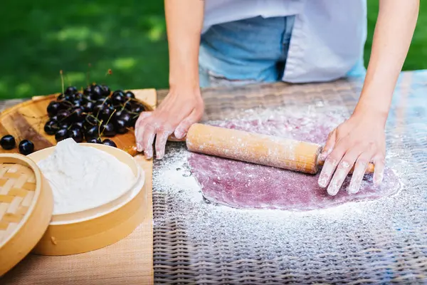 Person Using Wooden Rolling Pin Flatten Dough Table Hardwood Rolling — Stock Photo, Image