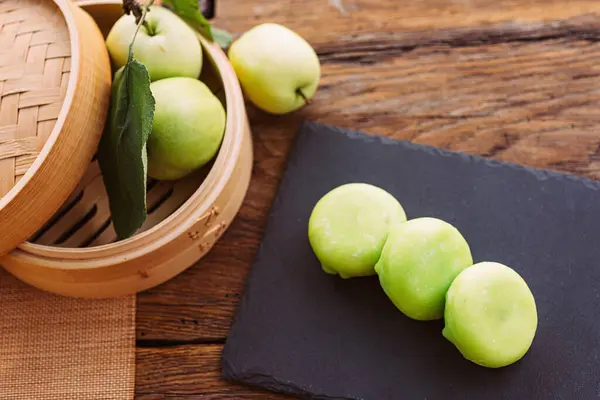 Tres Manzanas Verdes Sientan Una Tabla Cortar Madera Junto Vapor Imagen de stock