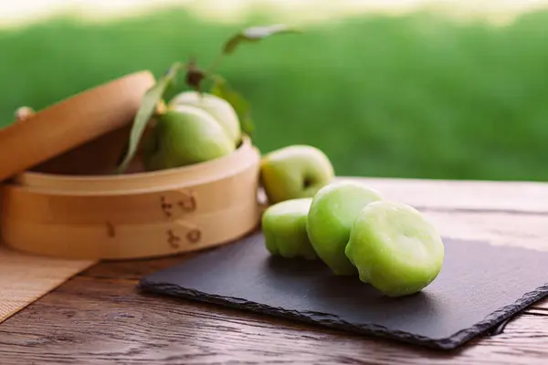 Una Caja Hecha Madera Contiene Manzanas Verdes Alimento Natural Perteneciente Imagen de stock