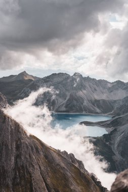 Huysuz mavi kristal berrak göl dağları Alplerde göl