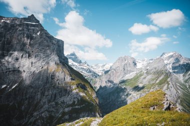 İsviçre alp zirveleri arasında görünüm