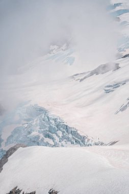Bir grup dağcı İsviçre 'de bir buzulu geçiyor.