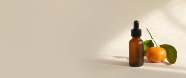 Mat cam şişedeki C vitamini serumu, seçici odaklanma