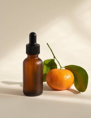 Bej arka planda C vitamini cilt bakımı, seçici odaklanma. Gölgeler ve güneş ışığı