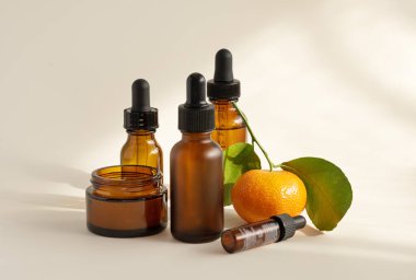 C vitamini cilt bakımı, seçici odaklanma. Gölgeler ve güneş ışığı