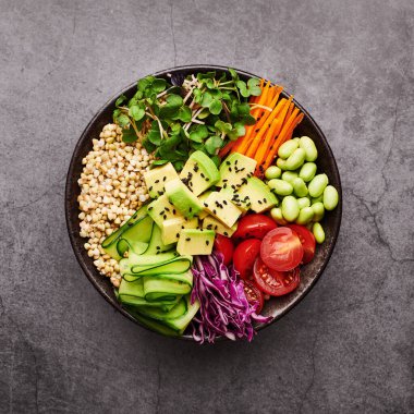 Yeşil karabuğday ve sebzeli Buda kasesi, sağlıklı yemek, üst manzara.