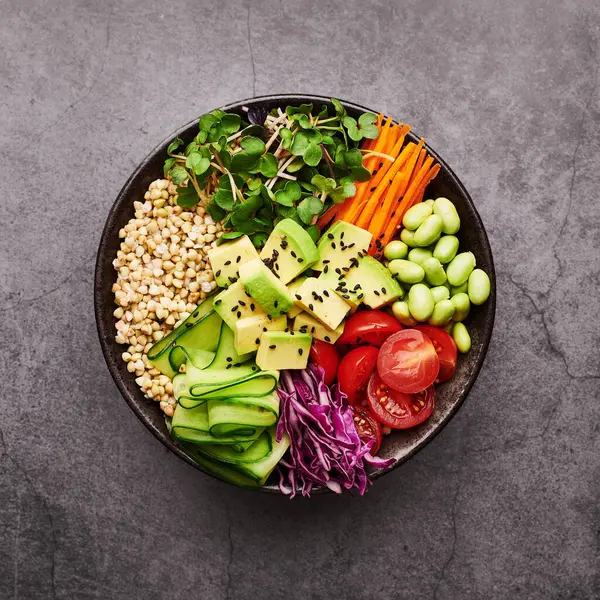 Yeşil karabuğday ve sebzeli Buda kasesi, sağlıklı yemek, üst manzara.