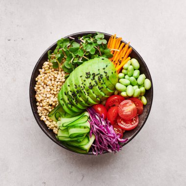 Yeşil karabuğday ve sebzeli Buda kasesi, sağlıklı yemek, üst manzara.