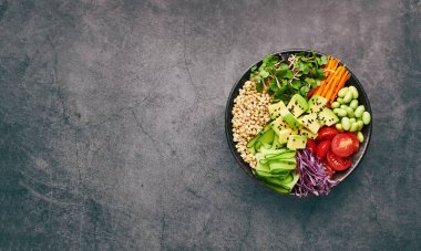 Yeşil karabuğday kasesi sebzeli, sağlıklı yiyecek, üst görünüm, kopyalama alanı