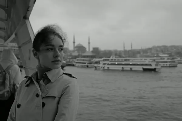 Счастливая Молодая Женщина Наслаждается Морем Паромной Переправы Через Босфор Стамбуле — стоковое фото