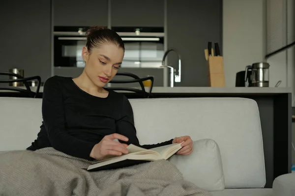 Женщина Сидящая Диване Читающая Книгу — стоковое фото