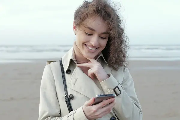Счастливая Улыбающаяся Молодая Женщина Читающая Хорошие Новости Мобильном Телефоне Стоящем — стоковое фото
