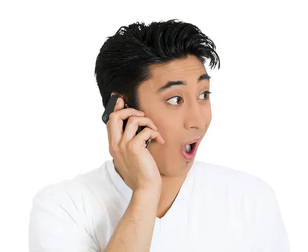 Шокированный Молодой Человек Разговаривает Телефону — стоковое фото