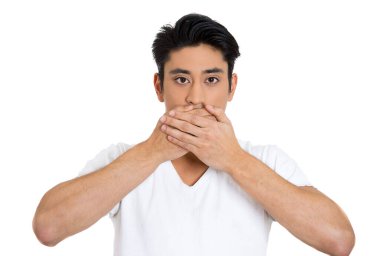 Elleri ağzının üzerinde sersemlemiş ve nutku tutulmuş beyaz arka planda soyutlanmış bir adamın yakın plan portresi.