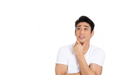 Genç adamın portresi, elleri çenesinde yukarı bakan, beyaz arka planda soyutlanmış bir şey hakkında derin hayaller kuruyor.