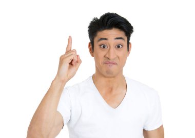 Yakından bakınca, şaşırmış, genç, mutlu, komik görünüşlü bir adam, aklına bir fikir geldi. İşaret parmağı yukarı, izole beyaz arka plan.