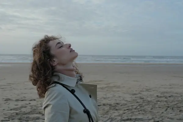 Schöne Junge Frau Entspannt Sich Strand Und Atmet Tief Durch — Stockfoto