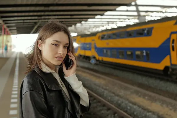 Portrait Young Woman Talking Mobile Phone Waiting Train Station — Stock Photo, Image
