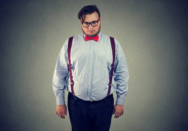 Ciddi bir eksantrik gencin portresi. 