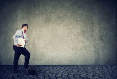 İş adamı kariyer hedeflerine doğru ilk adımını atıyor 