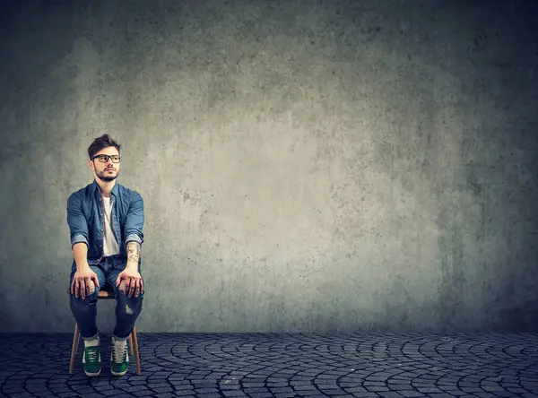 Hombre Sentado Una Silla Junto Pared Esperando Ansiosamente Una Entrevista — Foto de Stock