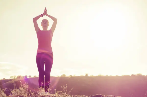Mujer Joven Practicando Yoga Aire Libre Con Fondo Atardecer — Foto de Stock