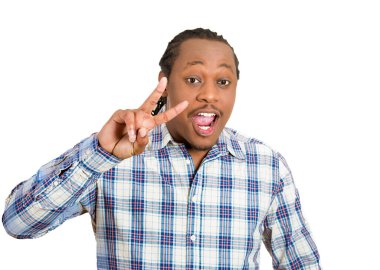 Yakın plan mutlu, heyecanlı, başarılı genç adam barış, zafer ya da iki işaret, izole beyaz arka plan veriyor. Pozitif duygular, yüz ifadeleri, 