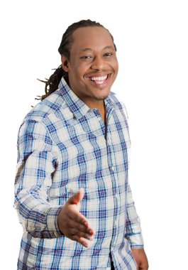 Yakışıklı, genç, gülümseyen bir adam el sıkışmak için kolunu uzatıyor..