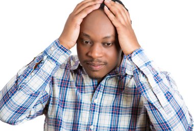 Stresli, başı ağrıyan genç bir adamın portresi. 