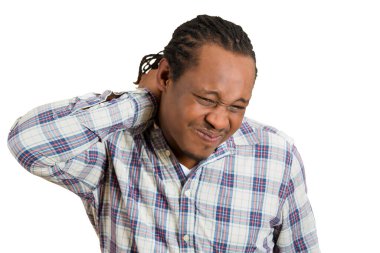 Boyun ağrısı olan genç bir adamın portresi. 