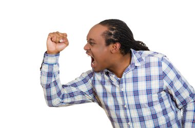 Genç kızgın bir adamın çığlıklarının yan profil portresi 