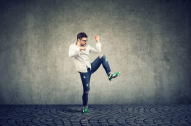 Genç adam dövüşmeye ve boksa hazır.