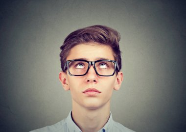 Düşünen genç bir adamın portresi