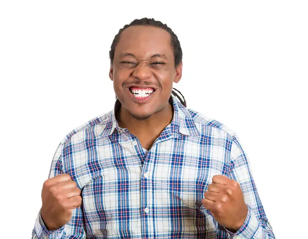 Başarı kutluyor mutlu bir genç adam portresi