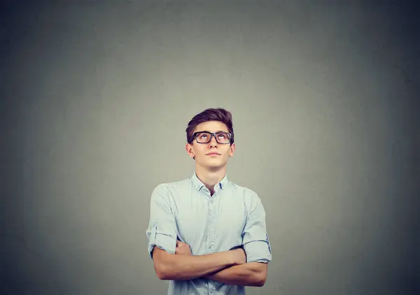 Portret Van Een Denkende Jongeman Die Omhoog Kijkt — Stockfoto
