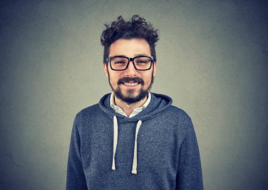 gülümseyerek mutlu ve yakışıklı bir adam portresi 