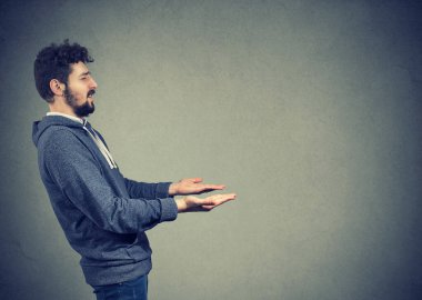 Kolları havada bir adam yardım istiyor. 